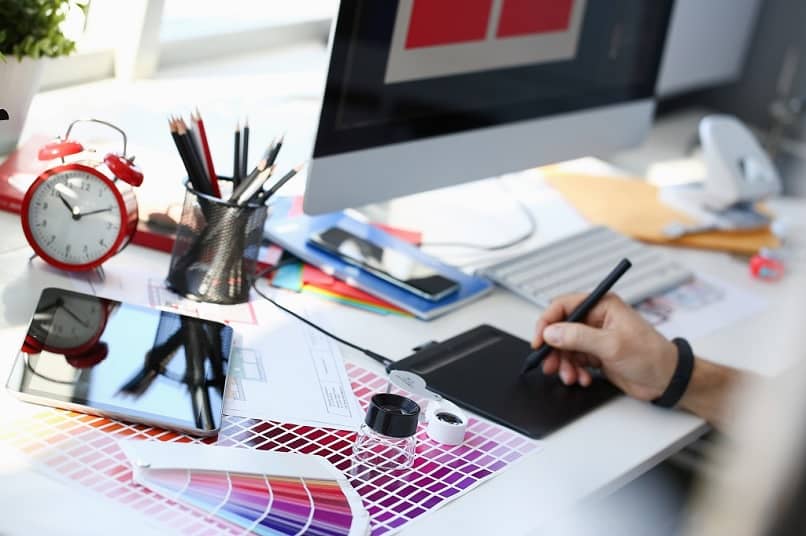 persona haciendo paleta de colores en corel